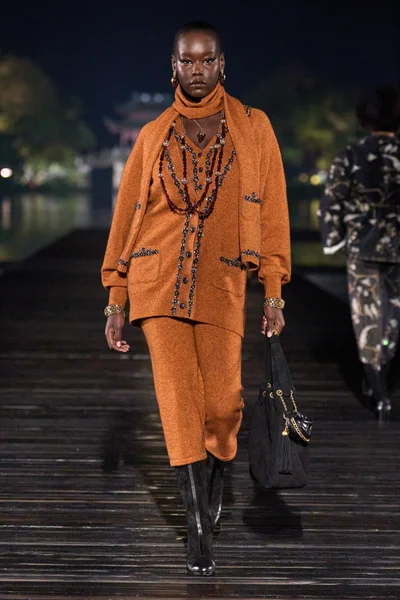 Look 30